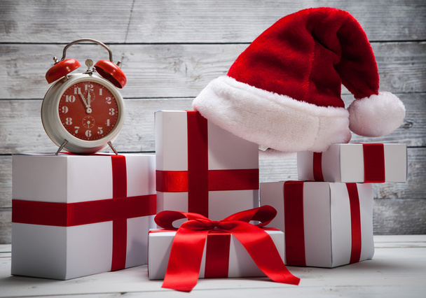 Pilha de presentes de Natal brancos, com chapéu de Papai Noel
 - Foto, Imagem