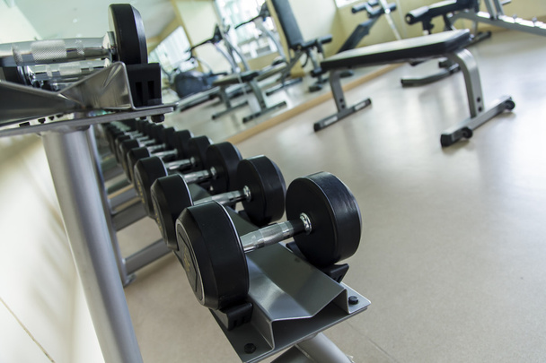 Centro de fitness vazio com diferentes equipamentos de treinamento
 - Foto, Imagem