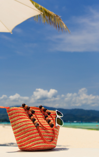 saco e óculos de sol na praia tropical
 - Foto, Imagem