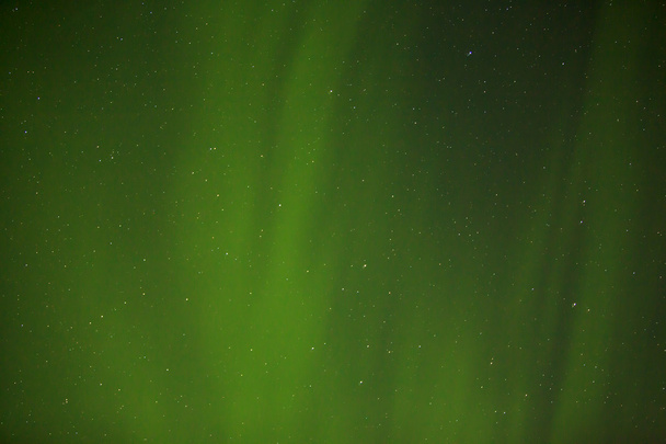 Luzes do norte com estrelas brilhantes na Islândia
 - Foto, Imagem