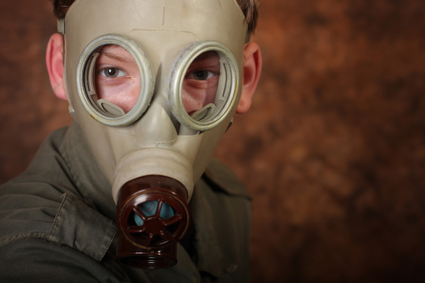 Man met gas masker op bruin batik achtergrond - Foto, afbeelding