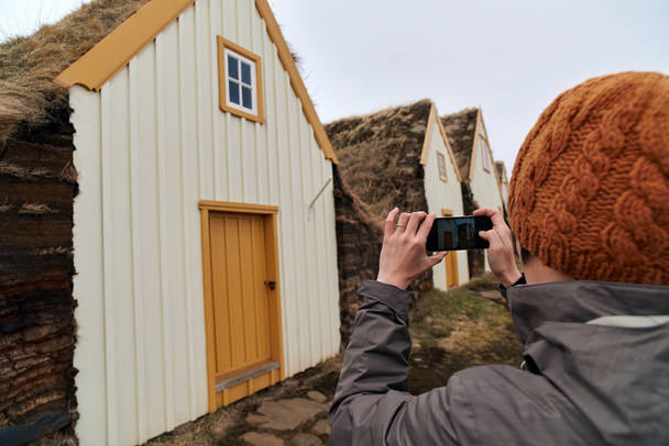 Турист фотографує історичний фермерський будинок
 - Фото, зображення