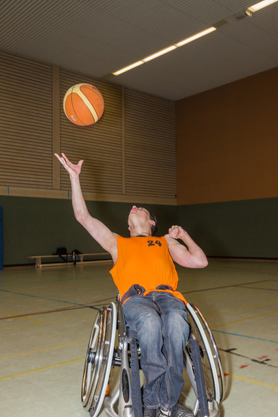 Хлопчик з інвалідністю у тренуванні з баскетболу
. - Фото, зображення