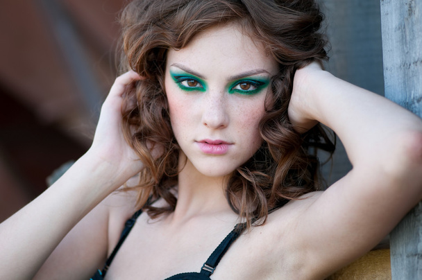Fashion woman with green make-up at rural location - Foto, Imagem
