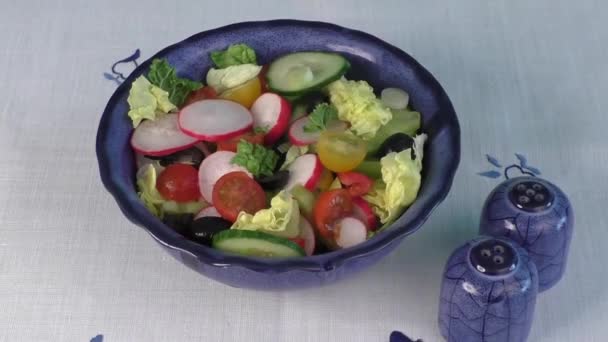 Ensalada fresca con verduras en un tazón
 - Metraje, vídeo