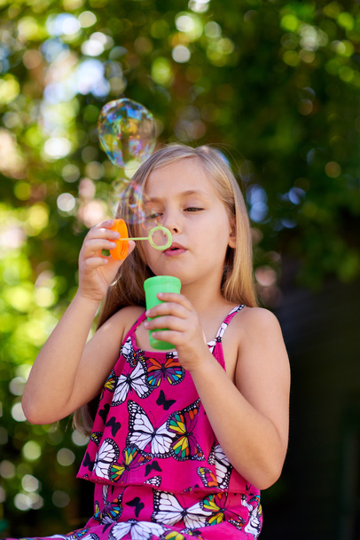 Девочка, надувающая пузыри - Фото, изображение