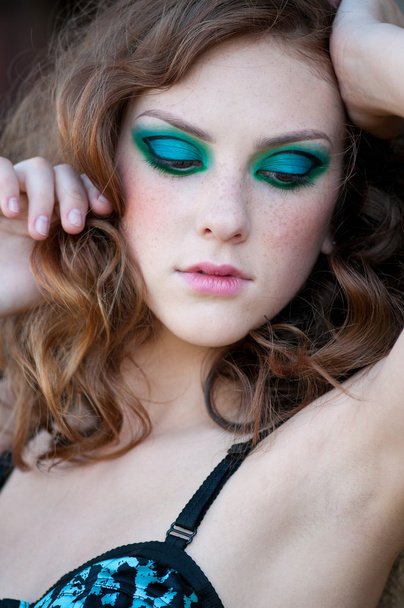 Fashion woman with green make-up at rural location - Foto, Imagen