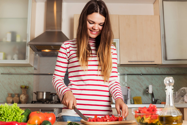 Mladá žena vaření zeleninový salát. Dietu koncept. Zdravé f - Fotografie, Obrázek