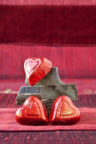 snoep harten op een stapel van donkere chocoladestukjes - Foto, afbeelding