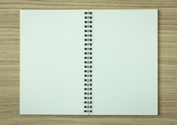 Cuaderno espiral abierto sobre fondo de madera
 - Foto, Imagen