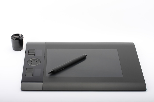 graafinen tabletti ja kynä sekä valkoisella pohjalla olevat terät
 - Valokuva, kuva
