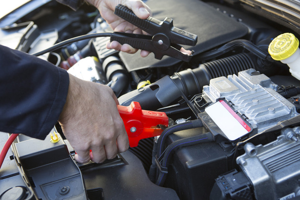 Close-Up Of Mechanic Attaching Jumper Cables To Car Battery - Zdjęcie, obraz