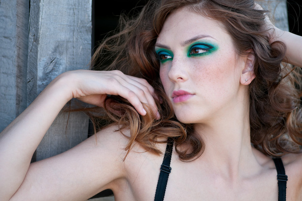 Fashion woman with green make-up at rural location - Foto, afbeelding