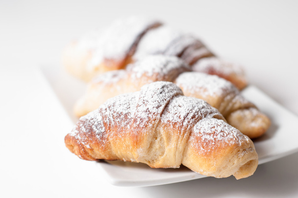 herkullisia croissantteja valkoista taustaa vasten
 - Valokuva, kuva
