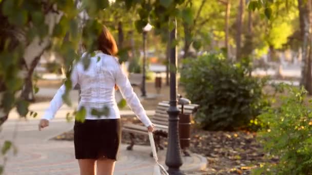 A nő biceg a cipő - Felvétel, videó