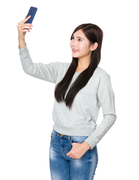 Asiatico giovane donna in grigio maglione
 - Foto, immagini