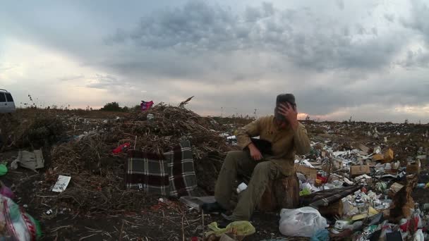 hajléktalan ember munkanélküli piszkos keres élelmiszer hulladékot lerakó hulladéklerakó szociális videó - Felvétel, videó