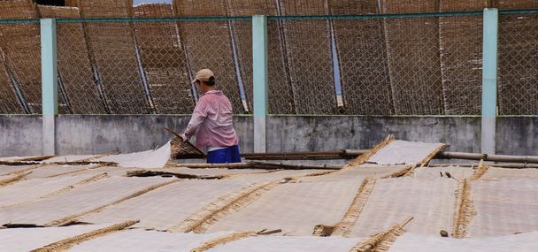 Vietnamiti che fanno tagliatelle di riso
 - Foto, immagini