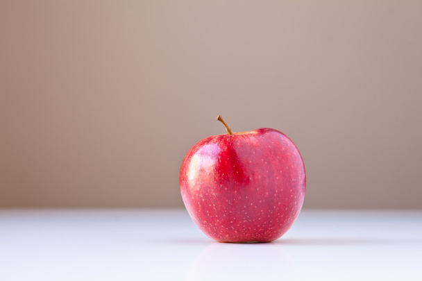 Red Apple on White with Brown Background - Foto, Bild