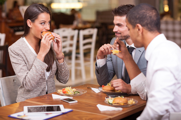 biznesmeni cieszą się lunchem w restauracji - Zdjęcie, obraz
