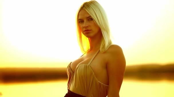 junge verführerische Silhouette sexy Mädchen Frauenkleid entwickelt gehen Sie lächelnd bei Sonnenuntergang gelb Wüste Sand gelb Hintergrund - Filmmaterial, Video