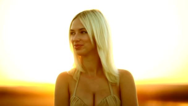 Fiatal lány portréja csábító szexi nő mosolyogva sunset yellow sivatagi homok sárga háttérrel - Felvétel, videó