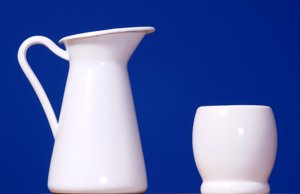 Beyaz sürahi ve kupa - Fotoğraf, Görsel