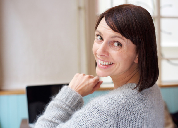 Woman smiling with laptop - Φωτογραφία, εικόνα