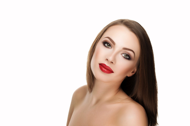 красивый портрет улыбающейся молодой красивой брюнетки с макияжем и красными губами. изолированное фото
 - Фото, изображение