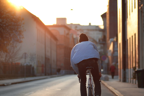 Αστικός ποδηλάτης - Φωτογραφία, εικόνα
