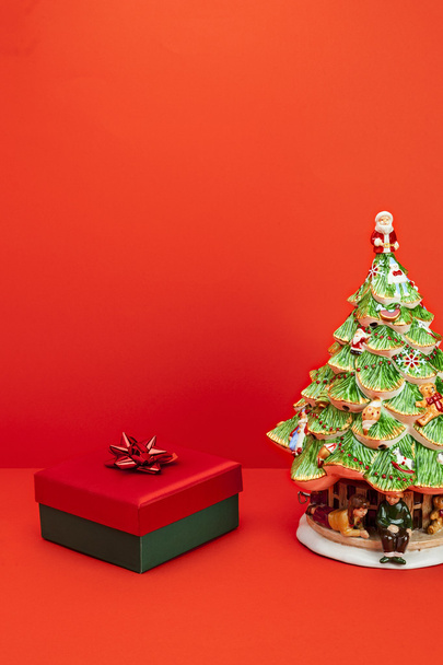 regalo di Natale e albero
 - Foto, immagini