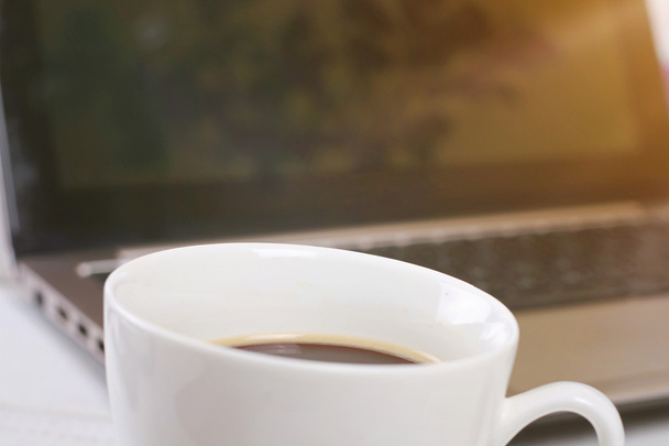 Ноутбук и чашку кофе. Офис, рабочее место, концепция деловых встреч
 - Фото, изображение