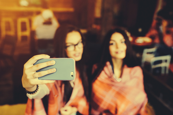 2 つの親しい友人がカフェで selfie を行う - 写真・画像
