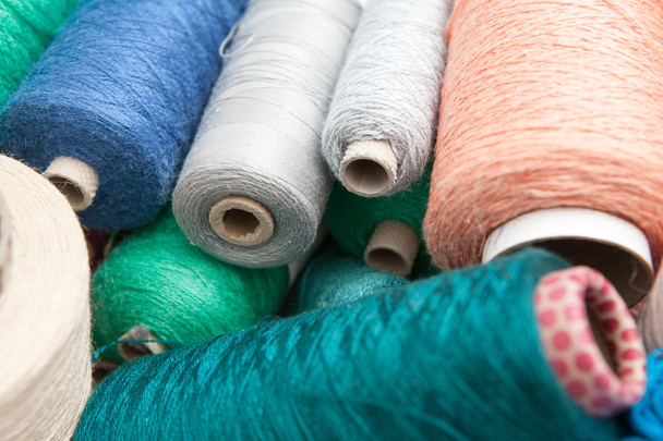крупним планом кольорові швейні нитки як фон
 - Фото, зображення