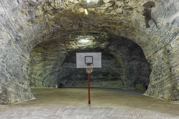 Баскетбол всередині соляної шахти
 - Фото, зображення