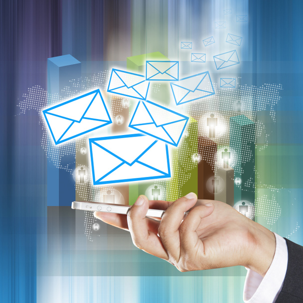 Έννοια της αποστολής μηνυμάτων ηλεκτρονικού ταχυδρομείου από το smartphone σας - Φωτογραφία, εικόνα