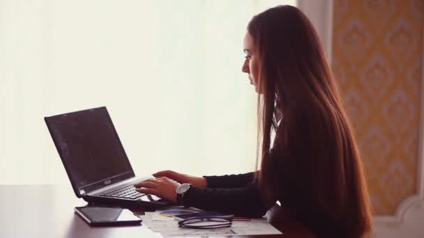 podnikatel bokem žena sedí v kavárně dívka práci vzdálených pracovat na tabletu na stůl na volné noze grafické dokumenty ženské noze - Záběry, video