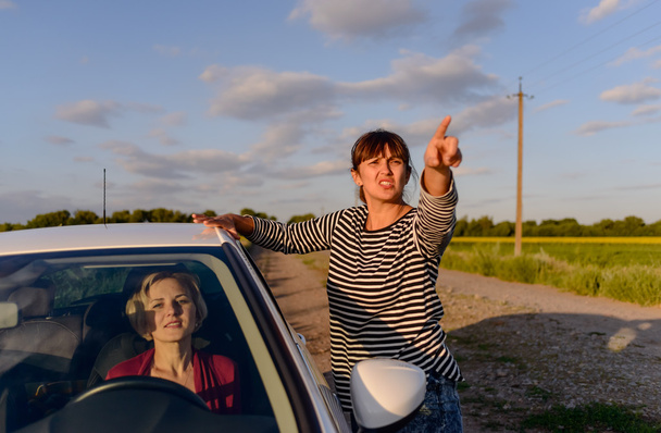 Woman giving directions to a lost driver - Foto, afbeelding