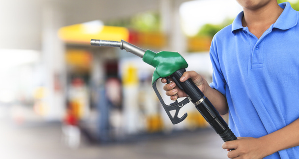 Pompa di benzina per il rifornimento di auto sul distributore di benzina - Foto, immagini