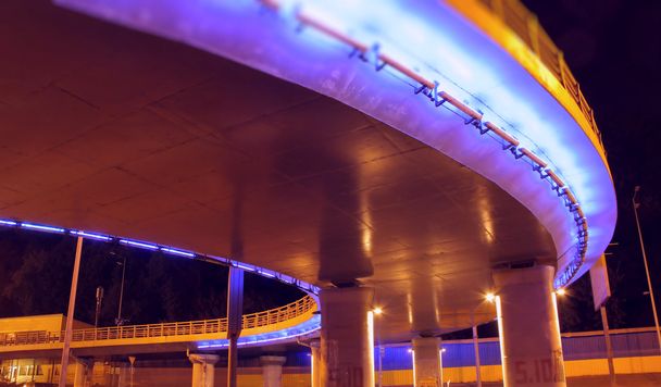 Straßenbeleuchtung und Beleuchtung auf Brücke und Straße in der Nacht - Foto, Bild