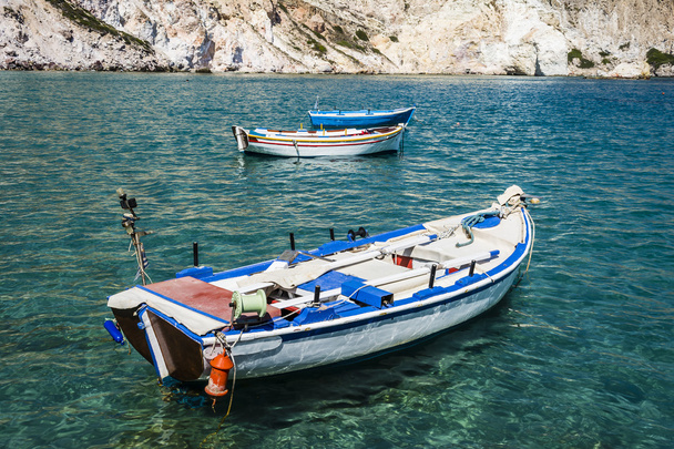 Barcos de pesca tradicionais em Milos ilha Grécia
 - Foto, Imagem