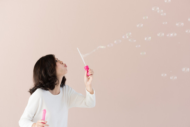 asian woman play bubble - Foto, afbeelding