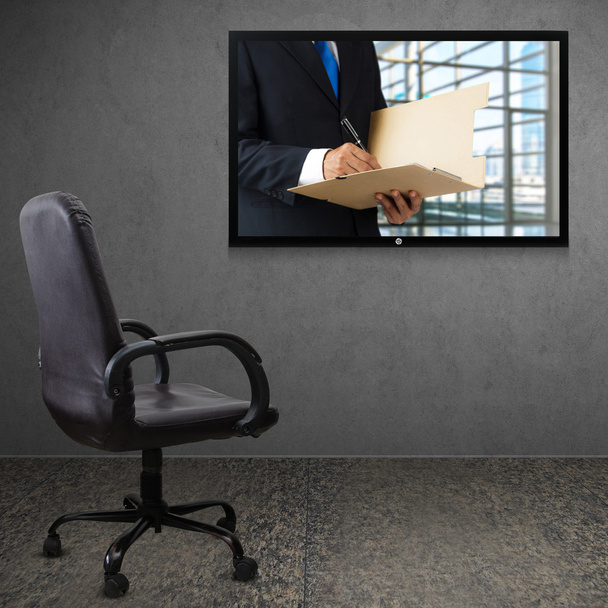 Kancelářská židle a televizní obrazovky  - Fotografie, Obrázek