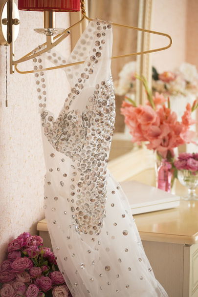 bruiloft jurk, schijnen stenen, jurk met stenen, perfecte jurk, witte jurk, sprankelende jurk, lichtdoorlatend zeildoek, rozen, bloemen, aankleden - Foto, afbeelding