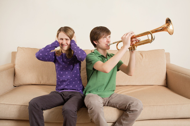 Playing trumpet badly - Zdjęcie, obraz