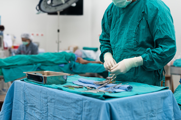 scrub infermiera preparare attrezzature mediche per la chirurgia
 - Foto, immagini