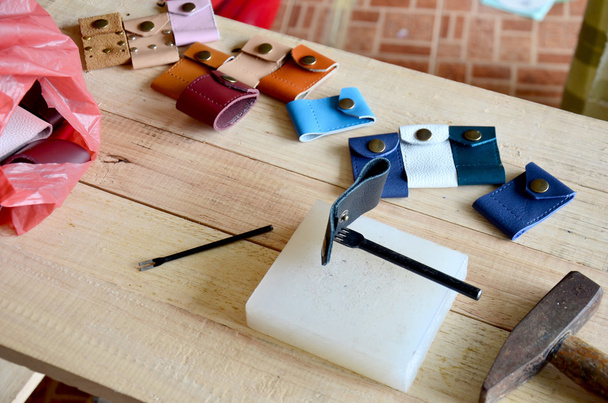Ferramentas artesanais de couro para chaveiro artesanal e pequeno saco
 - Foto, Imagem