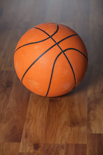 Balle de basket-ball sur sol en bois
 - Photo, image