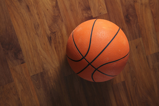 Basketballball über Holzboden - Foto, Bild
