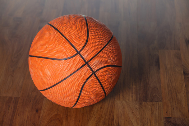 Basketbal bal over houten vloer - Foto, afbeelding
